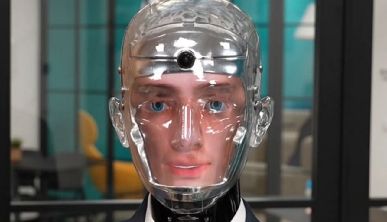 Българският хуманоиден робот Робърт впечатлява столичани