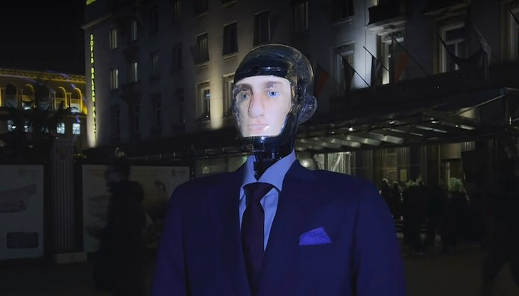 Роботът Робърт впечатли протестиращите в София